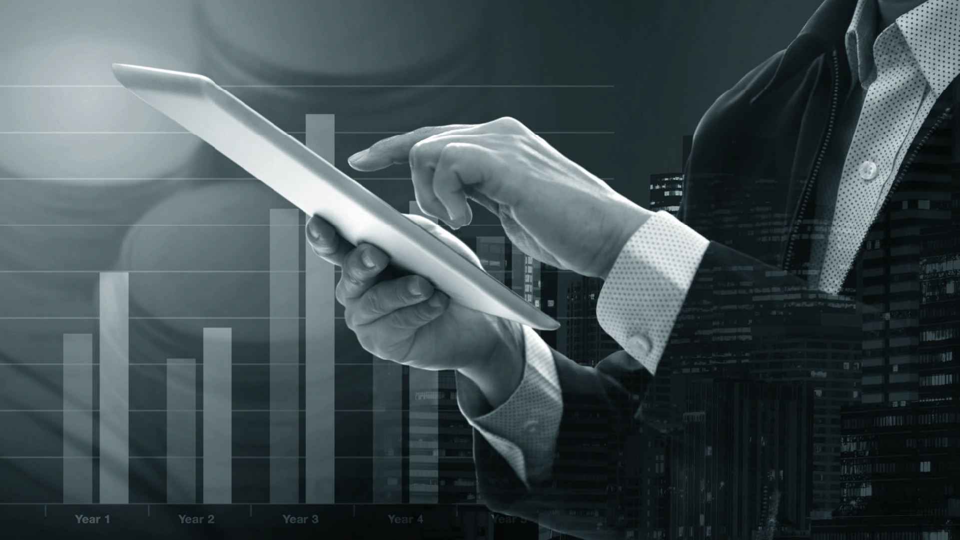 A professional is comparing the results of the Hyva and PWA themes for his Magento store.