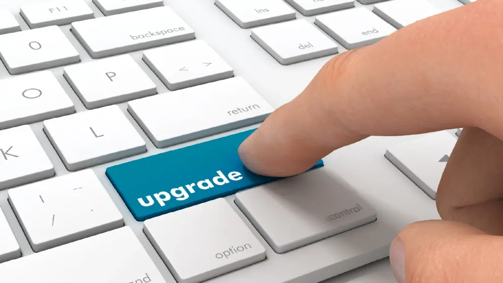 An image of an individual who is clicking a button to upgrade the magento store to the latest version
